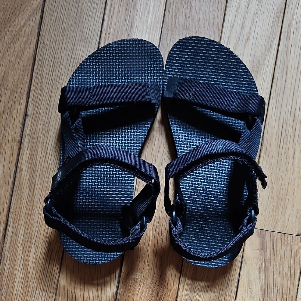 Big Kids Size 1 Teva Sandals Black